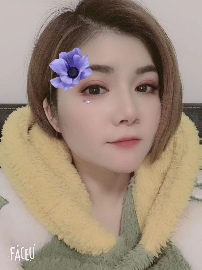 短发气质型美女